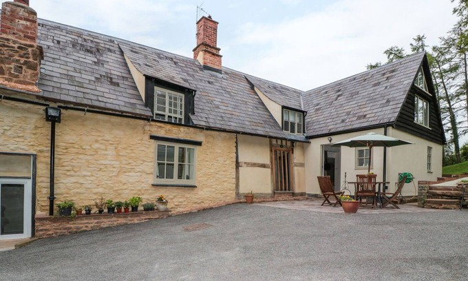 Ross-on-Wye Cottage | ANCHOR & CAN, pet friendly, with a garden in Hole-In-The-Wall.