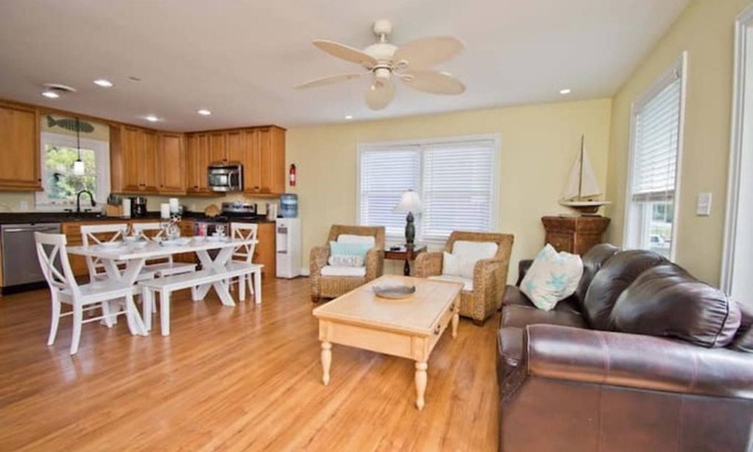 Emerald Isle Cottage | Anchor Management - Emerald Isle NC Home