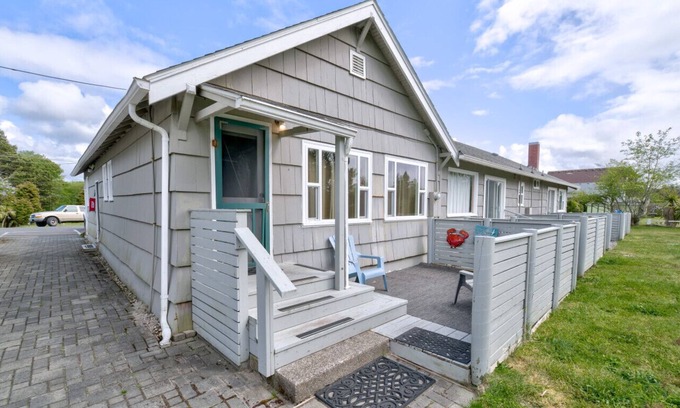 Long Beach Cottage | Anchorage Cottages Unit 5 Dog Friendly and close to the beach
