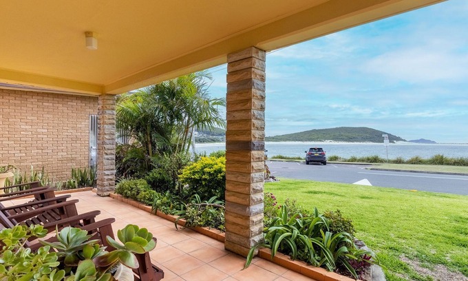 Fingal Bay House | Anchored at Fingal Bay, 80 Marine Drive