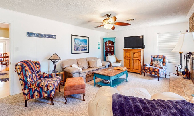 Gordonville House | Anchors Away @ Lake Texoma | House in Pottsboro with large yard & full kitchen