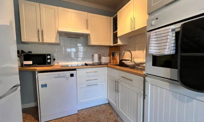 Blue Anchor Apartment | Anchors Away, Seaside Apartment with Sea Views, pet friendly.