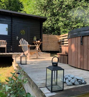 Saint-Merd-les-Oussines Bed & Breakfast | Ancien Prieure Chambre King Size avec sauna et bain nordique privatifs en extérieur