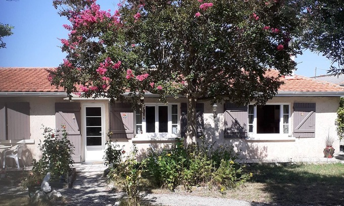Civrac-en-Medoc House | anciene house, in stone, surrounded by walls, in a quiet village