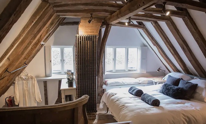 Midhurst Apartment | Ancient meets modern in West Street Loft