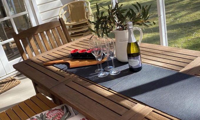 Crackenback Cottage | Andrea's White House Mini Residence * sleeps 6 * relax & unwind in comfort