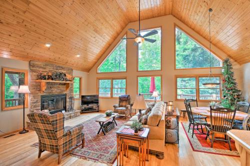 Andrews House | Andrews Cabin with Game Room and Covered Porch!
