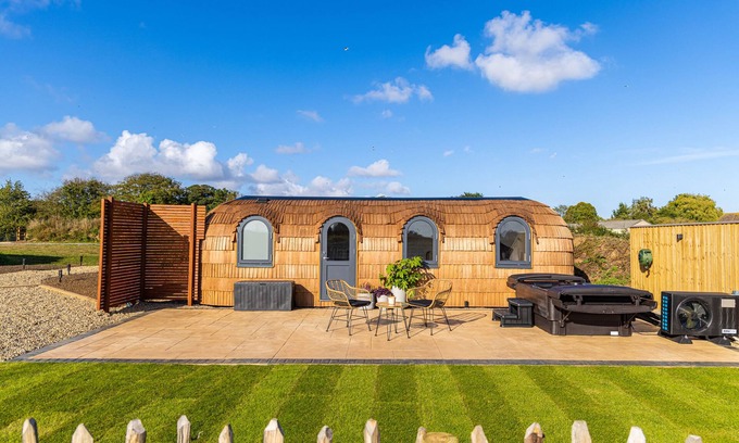 Arnold Cottage | ANDRUS - MAYFLOWER MEADOW, romantic, with hot tub in Brandesburton