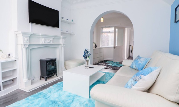 Liverpool Cottage | ANFIELD STADIUM HOUSE, pet friendly, with a garden in Liverpool