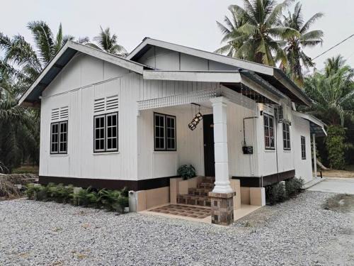 Batu Dua Puluh Tiga House | Anggerik Homestay suasana kampung