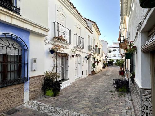Historic Center of Estepona Ski Chalet | Angies nest Estepona by Lica