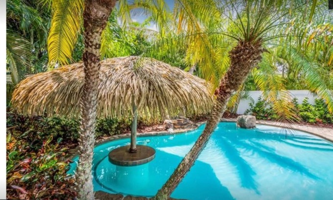Holmes Beach Villa | Anna Maria Island! All New Remodeled Private Heated Pool + Walk to the Beach! 🌞