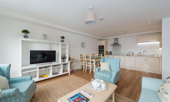 Bonnington Cottage | Annandale Street Apartment - Sleeps 4 guests