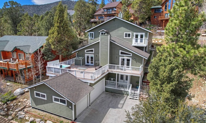 Whispering Forest Cabin | Antelope Mountain Retreat by Destination Big Bear: Open Concept! HOT TUB! Rock Fireplace! Pool Table + Foosball!