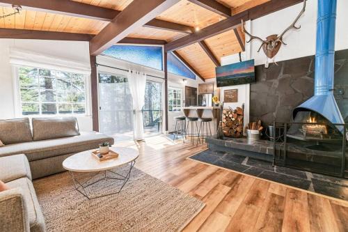 Moonridge Ski Chalet | Antler Inn offers Fenced Yard, Walk to Bear Mtn & Zoo, Shuffleboard