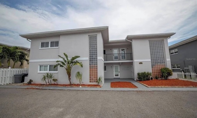 Capri Isle Condo | ANYONE WOIULD LOVE this Condo and the Area you can't beat