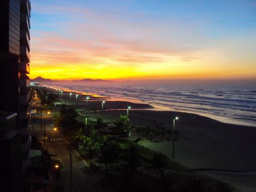 Caicara Apartment | Apê Pé na Areia, Vista Mar com Varanda Gourmet e Wi-Fi Rápido - Caiçara Praia Grande