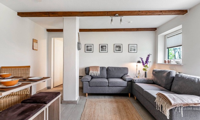 Friedrich-Wilhelm-Luebke-Koog Apartment | Apartment 'Ferienwohnung Möwe' with Shared Garden, covered terrace and Wi-Fi