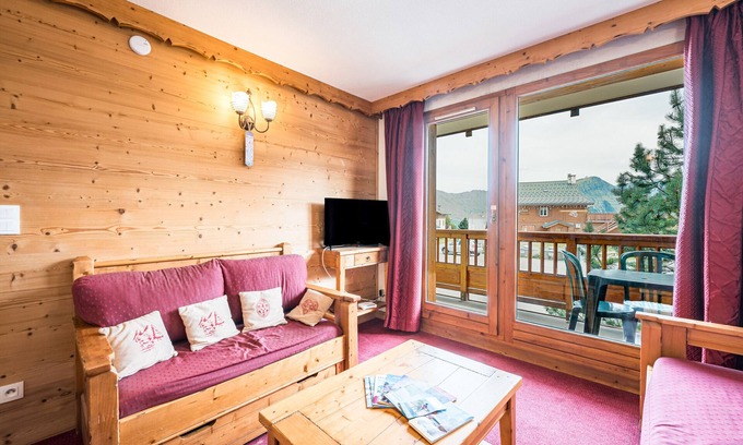 La Toussuire Apartment | Apartment 'L'écrin Des Sybelles' with Mountain View and Balcony