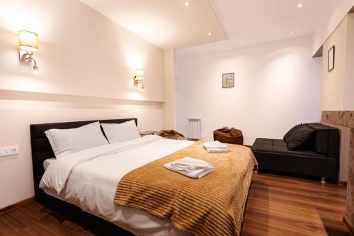 Tbilisi City Centre Apartment | Apart Meidani - Stylish Old Town Apartment with Balcony & Synagogue View