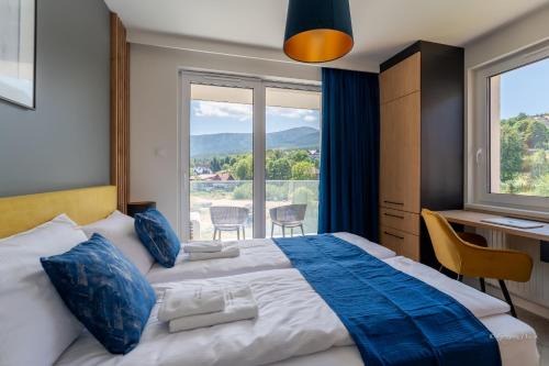 Bierutowice Apartment | Apartament Golden Hour z widokiem na Śnieżkę, 2 sypialnie, klimatyzacja, obok aquaparku, blisko do Wang by Apartamenty w Karkonoszach
