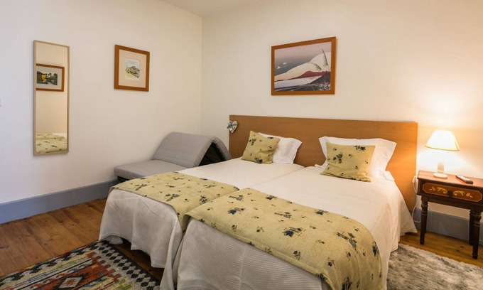 Ramalde Apartment | Apartamento A Francos Artist Painting 2