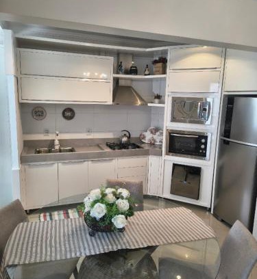 Piratuba Apartment | Apartamento aconchegante com ar, secadora e adega
