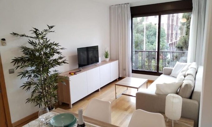Rejas Apartment | Apartamento amplio, luminoso y confortable CC