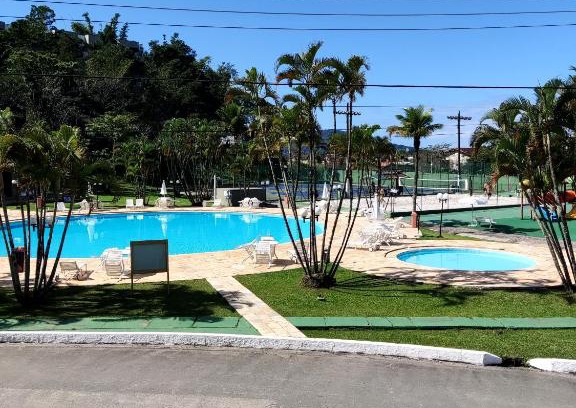 Balneario Cidade Atlantica House | Apartamento até 10 pessoas na enseada Guarujá em condomínio clube praia piscinas salão jogos quadra futebol campo parquinho brinquedos Wi-fi Home office