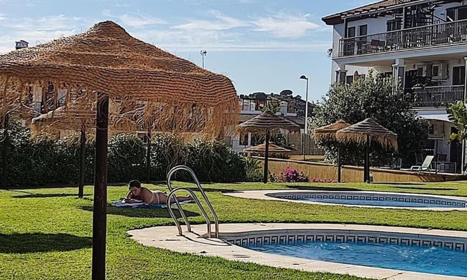 Costa Esuri Apartment | Apartamento completo con piscina comunitaria y patio exterior