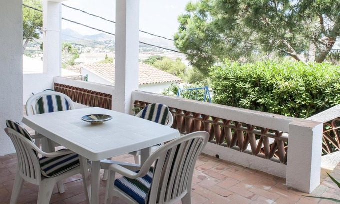 Llanca Apartment | Apartamento con terraza, parking y jardín, a 300m de la playa - ES-228-40