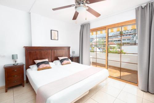 San Eugenio Apartment | Apartamento de 2 Dormitorios con Piscina en El Oasis, Playa de las Américas