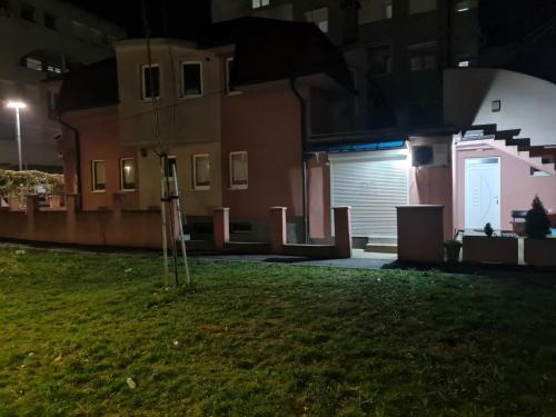 Loznica Apartment | Apartman Hallo