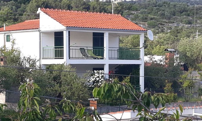 Podglavica House | Apartmani LuluFamily accomodation in a quiet fishing village.