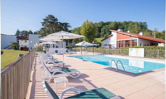 Saint-Jean-Pied-de-Port Apartment | Apartment in Saint-Jean-Pied-de-Port with Balcony