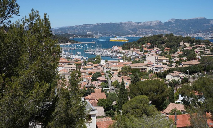 Saint-Mandrier-sur-Mer Apartment | Apartment with sea view in Provencal village