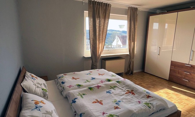 Buscheich Apartment | Apartment 1 - EG - Max. 8 Pers. - 120m² - mit Balkon - Eifelurlaub mit Panoramablick: Geräumige