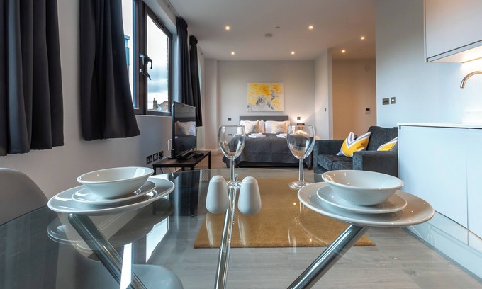 Bridge Apartment | Apartment 12 at Kingsbridge House *Heathrow*Thorpe Park*Free Parking*