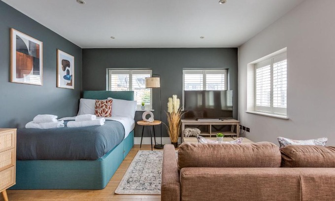 Runnymede Apartment | Apartment, 2 rooms , up to 5 guests, free pkg -pkg by Tent serviced Apartments
