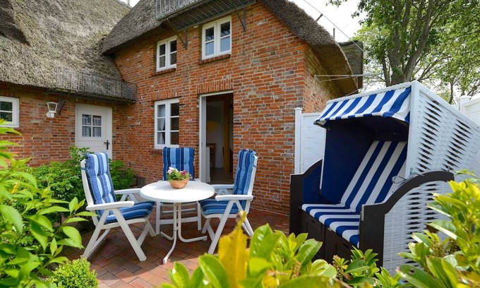 Alkersum Apartment | Apartment # 4 -. Marschweg 10/4 - Exclusive corn. Apartment under thatch