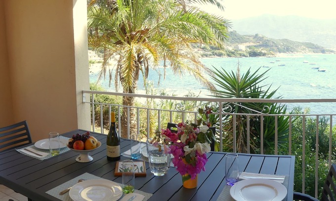 Tiuccia Apartment | APARTMENT (4Rooms) IMPRENABLE VIEW "PIEDS DANS L'EAU N°5 (sleeps 4 to 8)