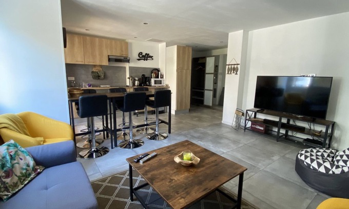 Cros-de-Cagnes Apartment | Apartment 5 min walk from the seaside 58m2 Parking space with pergola