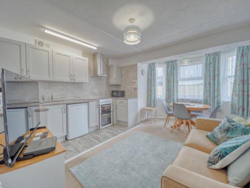 Paignton House | Apartment 7 - 1 bedroom Sea front location - Step free access from rear - Free Parking