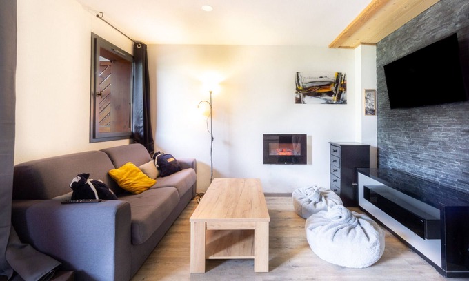 Albiez-le-Vieux Apartment | Apartment 'Albiez' with Mountain View, Shared Pool and Wi-Fi