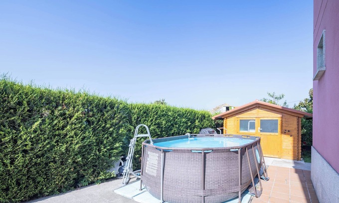 Vigo Apartment | Apartment 'Almar' with Shared Pool, Wi-Fi and Air Conditioning