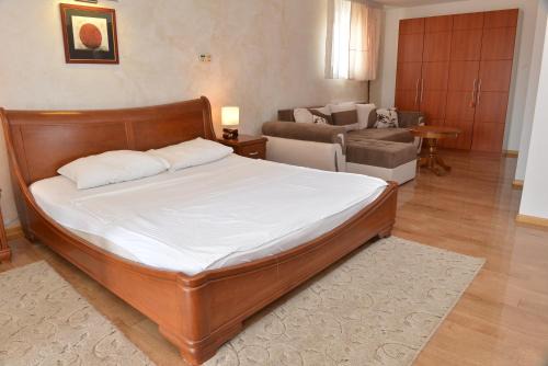 Inija Apartment | Apartment and Rooms In Club