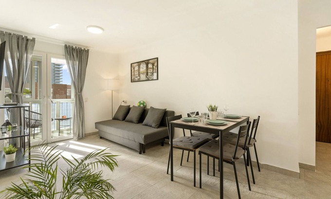 El Besos i el Maresme Apartment | Apartment 'Apartamento Cerca De La Playa' with Balcony, Wi-Fi and Air Conditioning