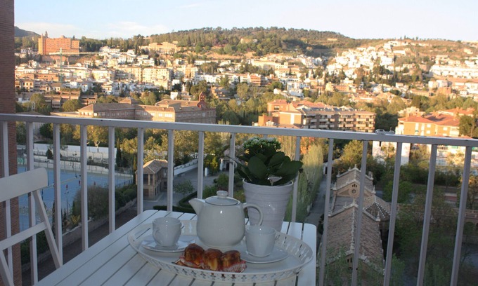 Cervantes Apartment | Apartment 'Apartamento Góngora Congresos' with Mountain Views, Wi-Fi and Air Conditioning