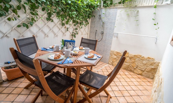 Marina di Ragusa Apartment | Apartment 'Appartamento Timone' with Private Terrace, Wi-Fi and Air Conditioning