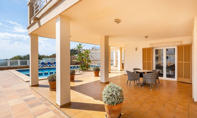 Cala Figuera Apartment | Apartment 'Apto Villa Sirena Vista Piscina' with Shared Pool, Wi-Fi and Air Conditioning